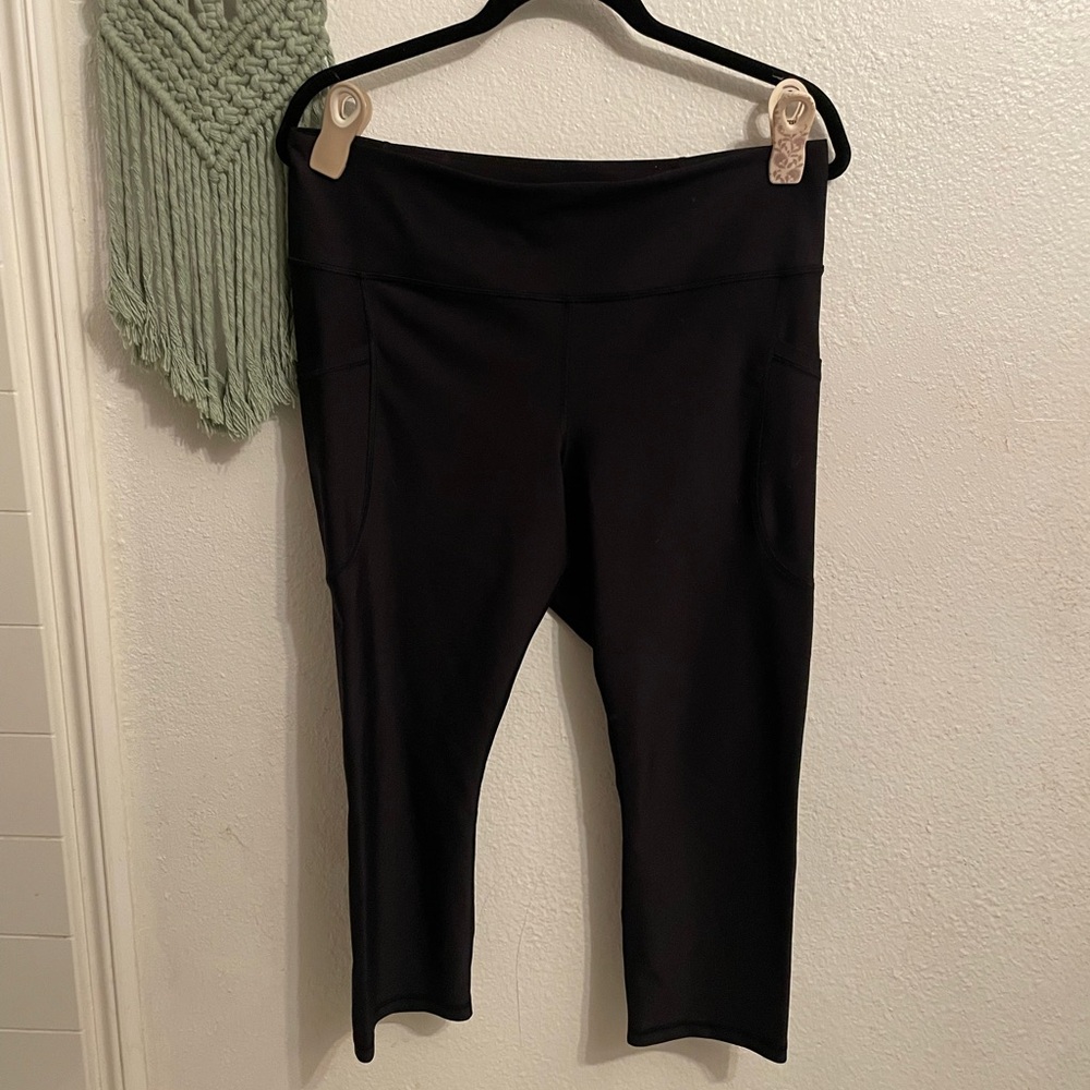 🍓3/$15 Old Navy Black High-Rise Capri Leggings
